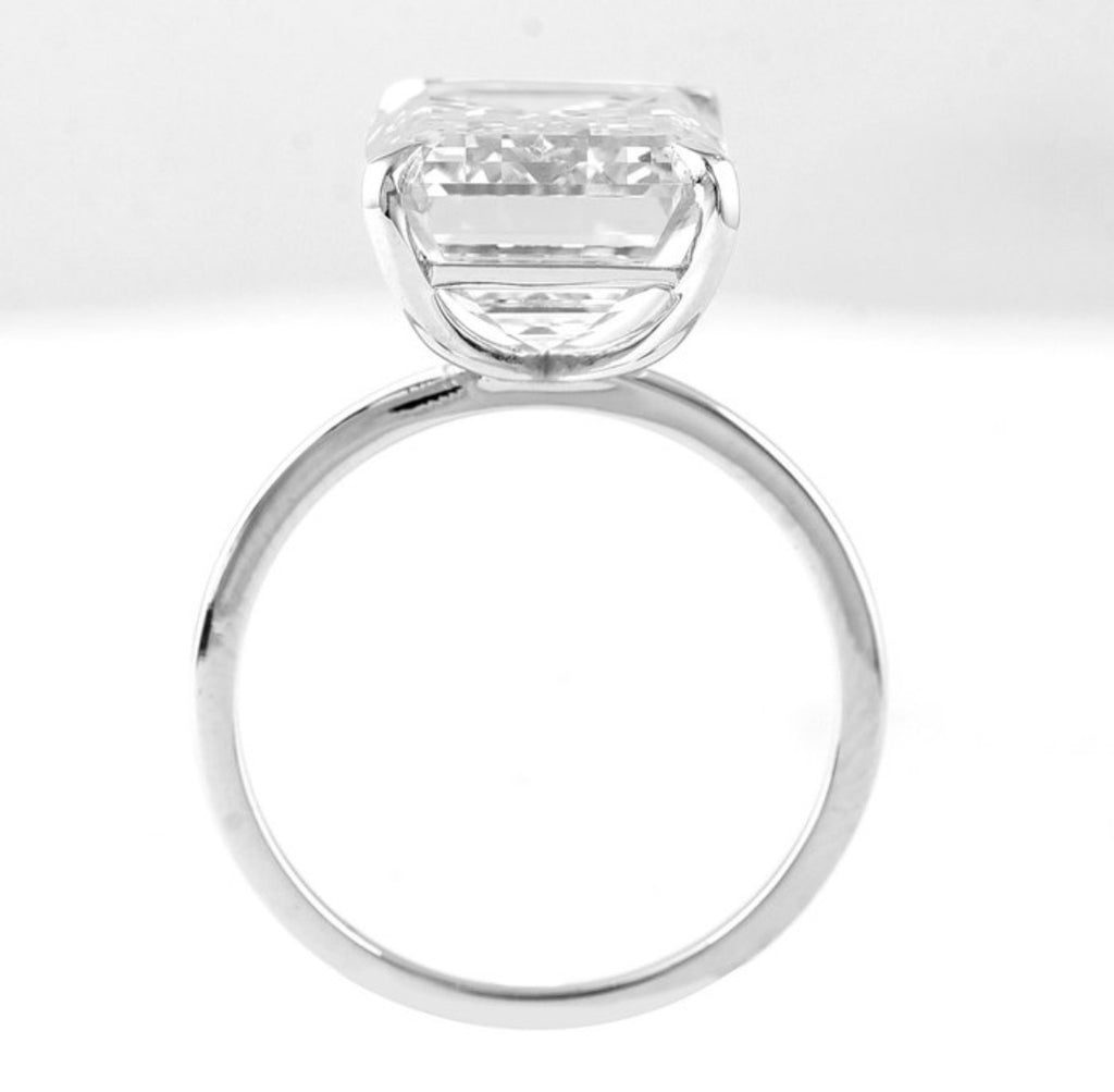 Bague en or blanc 14 carats sertie d'un diamant taille émeraude de 10,03 carats, certifiée HRD.