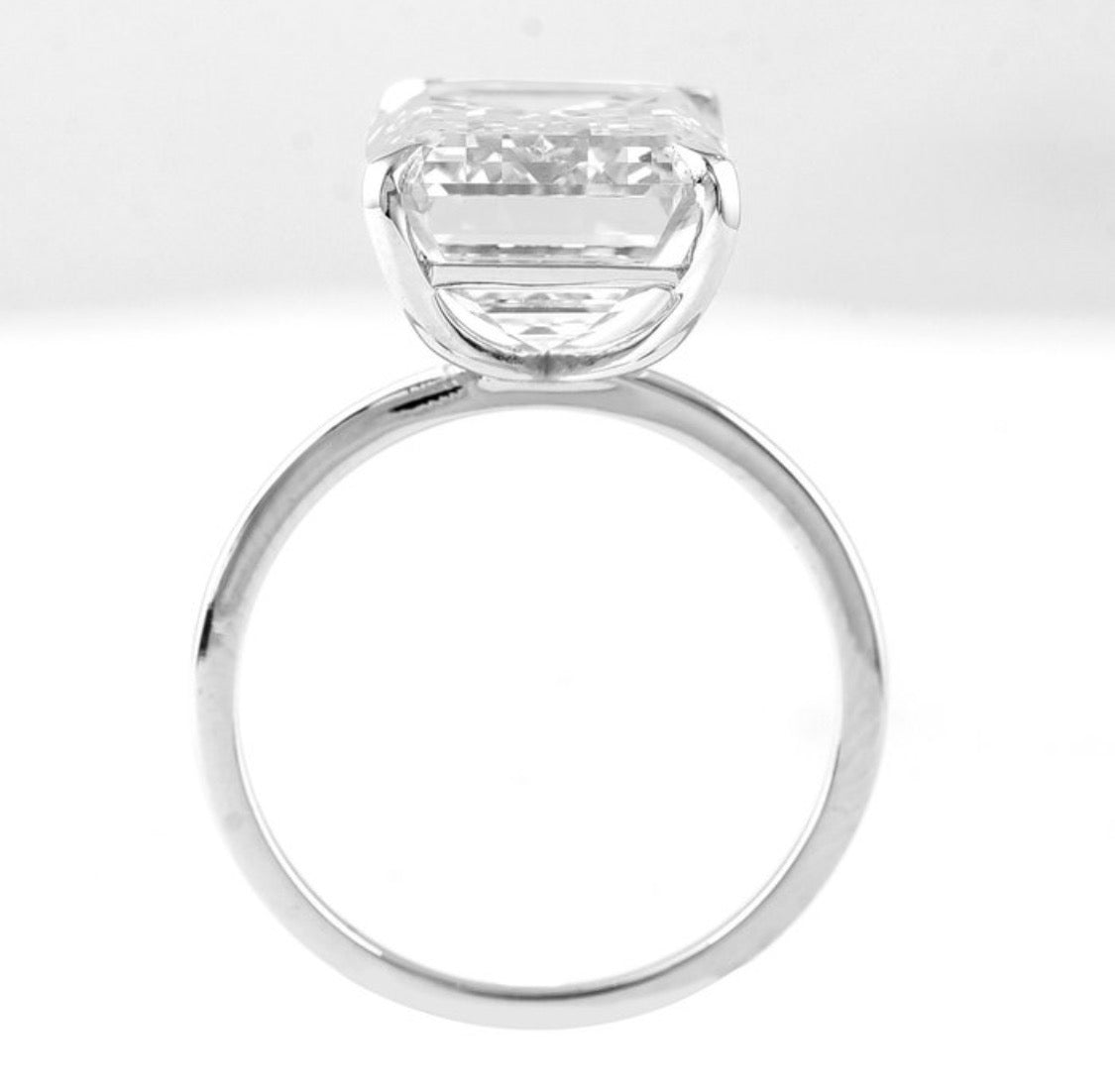Bague en or blanc 14 carats sertie d'un diamant taille émeraude de 10,03 carats, certifiée HRD.