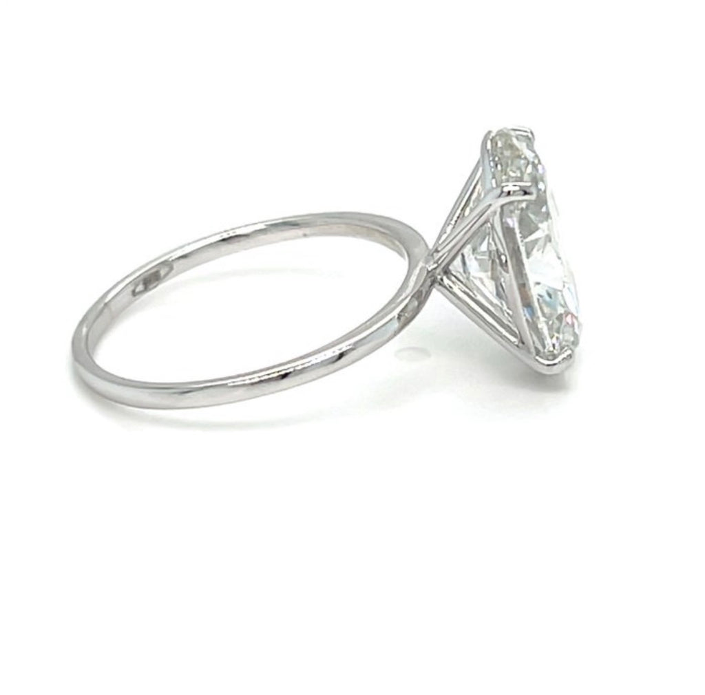 2+ carats Oval Cut Diamond Engagement Ring - 14K Gold - IGI certified