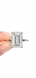 Bague en or blanc 14 carats sertie d'un diamant taille émeraude de 10,03 carats, certifiée HRD.